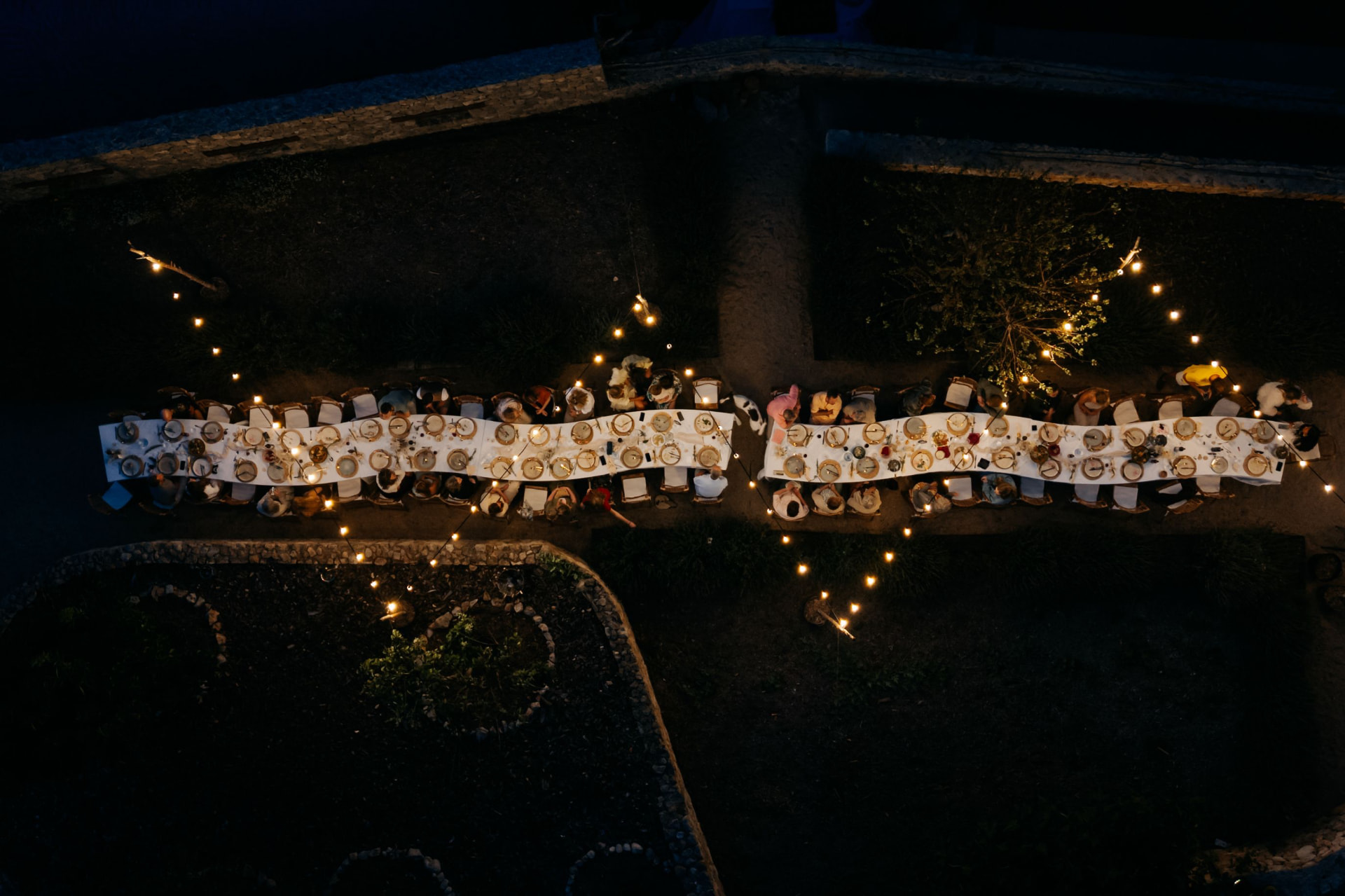 Luchtfoto van een ceremonie in een tuin
