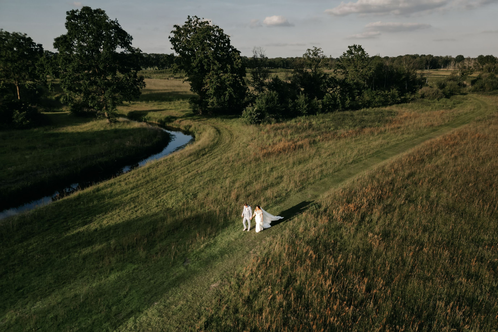 Luchtfoto van een bruidspaar in een historische kasteelplaats